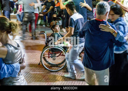 Buenos Aires Argentinien,San Telmo,Plaza Dorrego,Nachtnachtabend nach Einbruch der Dunkelheit,Tangotänzer,Tanz,Erwachsene Erwachsene Erwachsene Mann Männer männlich,Frau Frauen weiblich l Stockfoto