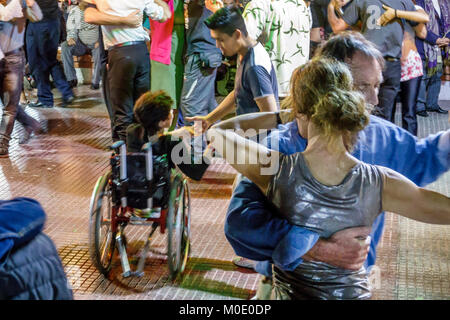 Buenos Aires Argentinien,San Telmo,Plaza Dorrego,Nachtnachtabend nach Einbruch der Dunkelheit,Tangotänzer,Tanz,Erwachsene Erwachsene Erwachsene Mann Männer männlich,Frau Frauen weiblich l Stockfoto