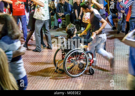 Buenos Aires Argentinien,San Telmo,Plaza Dorrego,Nachtnachtabend nach Einbruch der Dunkelheit,Tangotänzer,Tanz,Erwachsene Erwachsene Erwachsene Mann Männer männlich,Frau Frauen weiblich l Stockfoto