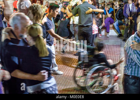 Buenos Aires Argentinien,San Telmo,Plaza Dorrego,Nachtnachtabend nach Einbruch der Dunkelheit,Tangotänzer,Tanz,Erwachsene Erwachsene Erwachsene Mann Männer männlich,Frau Frauen weiblich l Stockfoto