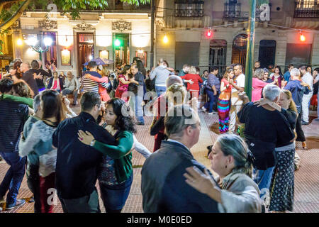 Buenos Aires Argentinien,San Telmo,Plaza Dorrego,Nachtnachtabend nach Einbruch der Dunkelheit,Tangotänzer,Tanz,Erwachsene Erwachsene Erwachsene Mann Männer männlich,Frau Frauen weiblich l Stockfoto