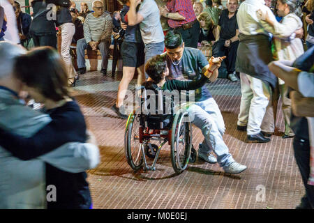 Buenos Aires Argentinien, San Telmo, Plaza Dorrego, Nachtabend, Tango-Tänzer, Tanz, Männer, Männer, Frauen, Paare, Publikum, Performing, Behinderte Stockfoto