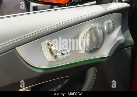 Türgriff mit Power seat-Tasten eines Luxus Pkw Innenraum des luxuriösen, modernen Auto. Modernes Auto Details im Innenraum Stockfoto