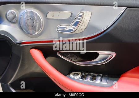 Türgriff mit Power seat-Tasten eines Luxus Pkw Innenraum des luxuriösen, modernen Auto. Modernes Auto Details im Innenraum Stockfoto