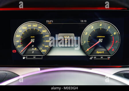 Modernes Licht Auto Laufleistung (Armaturenbrett, Tachostand) auf schwarzem Hintergrund isoliert. Neue Anzeige eines modernen Autos. U/min, Tankanzeige und Temperatur. Kraftstoff-EG Stockfoto