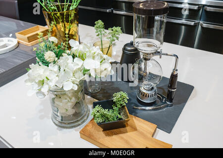 Siphon Vakuum Kaffeemaschine auf Weiß Arbeitsplatte Küche Innenraum Stockfoto