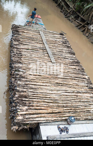 Kanal Lastkahn mit Holz, Vietnam Stockfoto