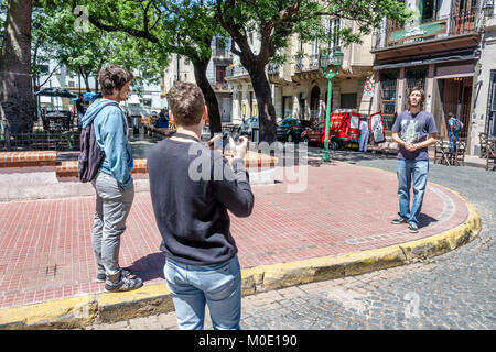 Buenos Aires Argentinien, Altstadt, San Telmo Plaza Dorrego, Erwachsene Erwachsene Männer Männer Männer, junge Erwachsene, Aufnahme von digitalen Video-Videocam Camcorder Kamera Stockfoto