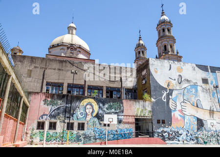 Buenos Aires Argentinien,San Telmo,Escuela 26 Hipolito Yrigoyen,Grundschule,Schulhof,Basketballplatz,Wandbild,Straßenkunst,Kirche gemacht,Glockenturm,Hispani Stockfoto