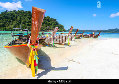 SATUN, THAILAND - Dezember 07, 2012: Geschlossen bis Boote bei Koh Rok Rok Roy Roy (Insel), Insel Lipe, Tarutao National Marine Park, Songkhla Provinz, die Stockfoto