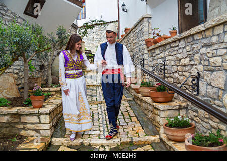 Junge albanische Paar in Trachten, in Berat, Albanien. Stockfoto