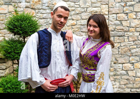 Junge albanische Paar in Trachten, in Berat, Albanien. Stockfoto