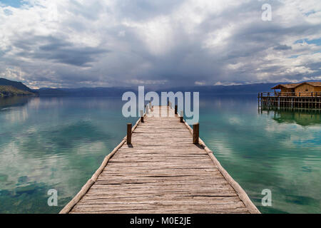 Hölzerne Seebrücke und cloudscape in Ohrid, Mazedonien. Stockfoto