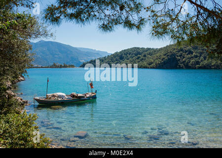 Türkische Küste mit türkisfarbenem Wasser der Ägäis, in Oludeniz, Fethiye, Türkei Stockfoto