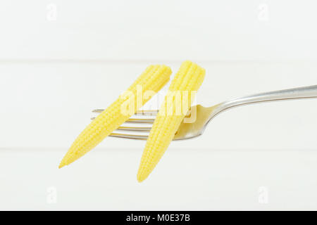 Zwei Maiskolben süßes Baby Mais auf Metall Gabel Stockfoto