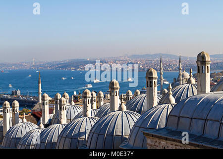 Bosporus durch die Kamine und Kuppeln der alten Ottomane madrasa in Suleymaniye, Istanbul, Türkei. Stockfoto