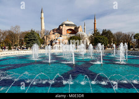 Park in Sultanahmet Platz mit dem Brunnen und der Hagia Sophia im Hintergrund, in Istanbul, Türkei Stockfoto