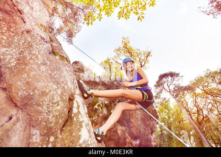 Junge abseilen Frau Ausbildung auf steilen Felsen Stockfoto