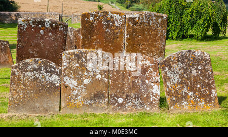 Alte Grabsteine in der Pfarrkirche St Giles bei Chesterton in Warwickshire, England. Stockfoto