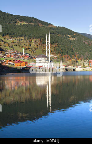 Blick über die Berge Stadt Uzungöl, in der Schwarzmeerregion, in Trabzon, Türkei. Stockfoto