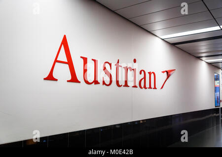 Wien, Österreich - Dezember 2017: Austrian Airlines Logo in Wien Schwechat Airtport Klemme 1. Austrian Airlines ist die nationale Fluggesellschaft von Österreich. Stockfoto