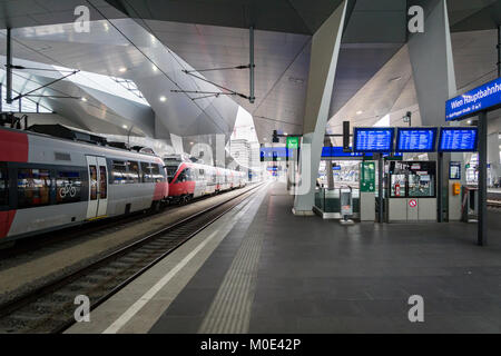 Wien, Österreich - Dezember 2017: Wien Hauptbahnhof Plattform. Wiener Hauptbahnhof ist der wichtigste Bahnhof in Wien, Österreich. Stockfoto