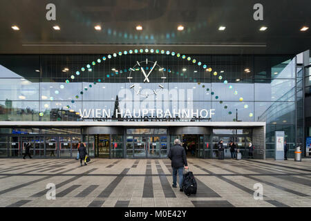 Wien, Österreich - Dezember 2017: Wien Hauptbahnhof Eingang. Wiener Hauptbahnhof ist der wichtigste Bahnhof in Wien, Österreich. Stockfoto
