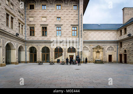 Prag, Tschechische Republik - Dezember 2017: Palais Schwarzenberg Hof in Prag. Palais Schwarzenberg ist die Nationalgalerie in Prag und ein Tourist Stockfoto