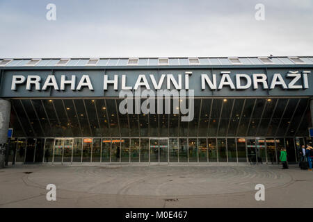 Prag, Tschechische Republik - Dezember 2017: Prager Hauptbahnhof. Die Prager Hauptbahnhof ist der wichtigste Bahnhof in Prag, Tschechische Republik. Stockfoto