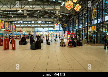 Prag, Tschechische Republik - Dezember 2017: Departurea Bereich von Vaclav Havel Flughafen Terminal 2, früher bekannt als Ruzyne - Internationaler Flughafen von Prag Stockfoto