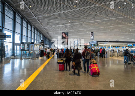 Tokio, Japan - November 2017: Passagiere im Terminal 1 Abflug Bereich im Internationalen Flughafen Narita in Tokio, Japan. Flughafen Narita ist die vorherrschende Stockfoto