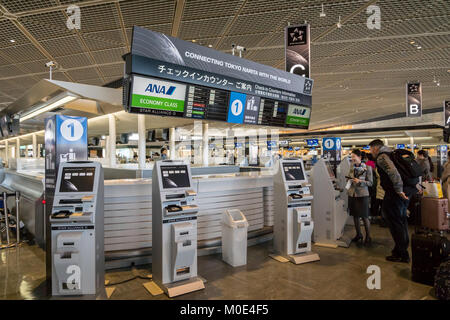 Tokio, Japan - Dezember 2017: ANA All Nippon Airways, Check-in-Schalter am Flughafen Narita, Japan. JAL, ANA ist die Fluggesellschaft und die größte Stockfoto