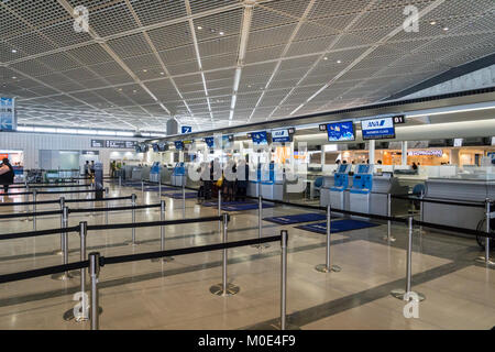 Tokio, Japan - Dezember 2017: ANA All Nippon Airways, Check-in-Schalter am Flughafen Narita, Japan. JAL, ANA ist die Fluggesellschaft und die größte Stockfoto