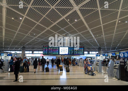 Tokio, Japan - November 2017: Passagiere im Terminal 1 Abflug Bereich im Internationalen Flughafen Narita in Tokio, Japan. Flughafen Narita ist die vorherrschende Stockfoto