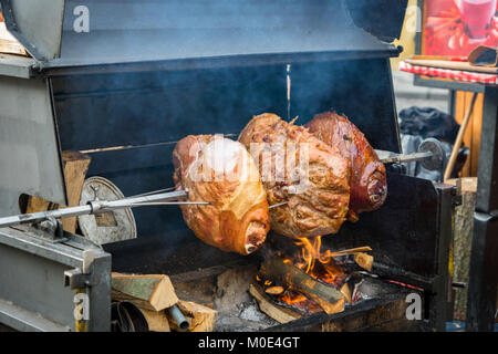 Schweinefleisch gebraten auf traditionelle Grill in Europa Stockfoto