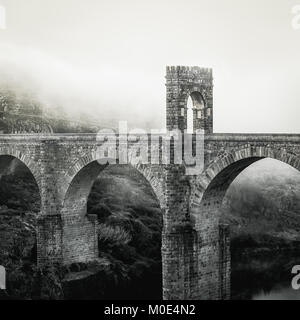 Puente de Alcántara in Spanien, die unter Drohung der Zerstörung ist. Stockfoto