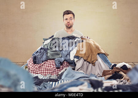 Mann in einem Durcheinander von Wäscheservice Stockfoto