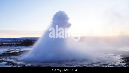 Ein beliebter Stopp entlang der Golden Circle Route für Touristen in Island ist das sehr aktive Geysir mit kochendem Mud-pits, explodierende Geysire und der lebhaften Strokkur, die trinkschnäbel Wasser 30 Meter (100 ft) in die Luft alle paar Minuten. Im Winter ist der Bereich ist immer noch sehr beliebt, der Wasserdampf Einfrieren auf Sitzen, bedeutet nur die robuststen sitzen die geothermische Aktivität zu beobachten. Stockfoto