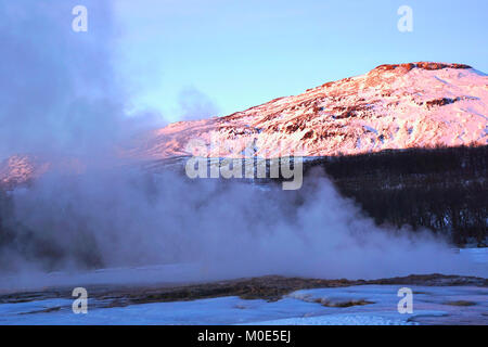 Ein beliebter Stopp entlang der Golden Circle Route für Touristen in Island ist das sehr aktive Geysir mit kochendem Mud-pits, explodierende Geysire und der lebhaften Strokkur, die trinkschnäbel Wasser 30 Meter (100 ft) in die Luft alle paar Minuten. Im Winter ist der Bereich ist immer noch sehr beliebt, der Wasserdampf Einfrieren auf Sitzen, bedeutet nur die robuststen sitzen die geothermische Aktivität zu beobachten. Stockfoto