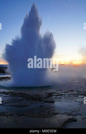 Ein beliebter Stopp entlang der Golden Circle Route für Touristen in Island ist das sehr aktive Geysir mit kochendem Mud-pits, explodierende Geysire und der lebhaften Strokkur, die trinkschnäbel Wasser 30 Meter (100 ft) in die Luft alle paar Minuten. Im Winter ist der Bereich ist immer noch sehr beliebt, der Wasserdampf Einfrieren auf Sitzen, bedeutet nur die robuststen sitzen die geothermische Aktivität zu beobachten. Stockfoto