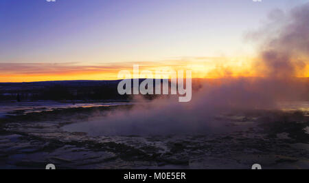 Ein beliebter Stopp entlang der Golden Circle Route für Touristen in Island ist das sehr aktive Geysir mit kochendem Mud-pits, explodierende Geysire und der lebhaften Strokkur, die trinkschnäbel Wasser 30 Meter (100 ft) in die Luft alle paar Minuten. Im Winter ist der Bereich ist immer noch sehr beliebt, der Wasserdampf Einfrieren auf Sitzen, bedeutet nur die robuststen sitzen die geothermische Aktivität zu beobachten. Stockfoto