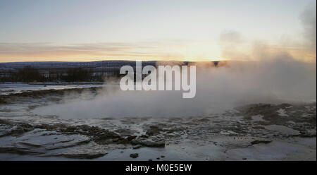 Ein beliebter Stopp entlang der Golden Circle Route für Touristen in Island ist das sehr aktive Geysir mit kochendem Mud-pits, explodierende Geysire und der lebhaften Strokkur, die trinkschnäbel Wasser 30 Meter (100 ft) in die Luft alle paar Minuten. Im Winter ist der Bereich ist immer noch sehr beliebt, der Wasserdampf Einfrieren auf Sitzen, bedeutet nur die robuststen sitzen die geothermische Aktivität zu beobachten. Stockfoto