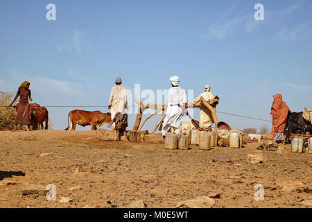 Die Leute holen Wasser aus einem Brunnen in der Nähe von Naqa, Sudan (Sudan), Afrika Stockfoto