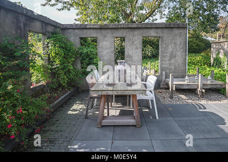 Apeltern, Niederlande, 29. September 2017: charakteristische Terrasse mit einer Gelegenheit zum Sitzen und Entspannen Stockfoto