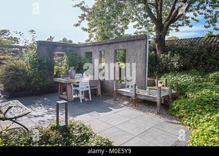 Apeltern, Niederlande, 29. September 2017: charakteristische Terrasse mit einer Gelegenheit zum Sitzen und Entspannen Stockfoto