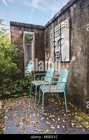 Apeltern, Niederlande, 29. September 2017: charakteristische Terrasse mit Gelegenheit zum Sitzen und ein Buddha Skulptur an der Wand Stockfoto