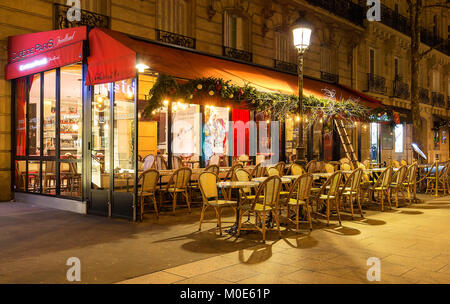 Die traditionelle französische Café de Paris für Weihnachten dekoriert, Paris, Frankreich. Stockfoto