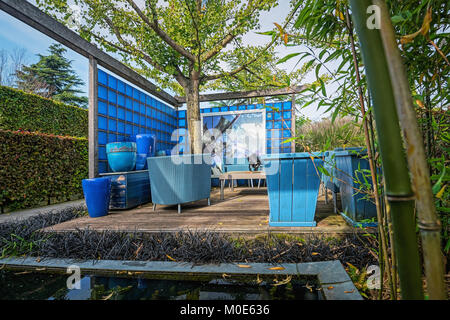 Apeltern, Niederlande, 29. September 2017: eingerichteten Ecke im Garten schön mit einer blauen Wand im Hintergrund Stockfoto