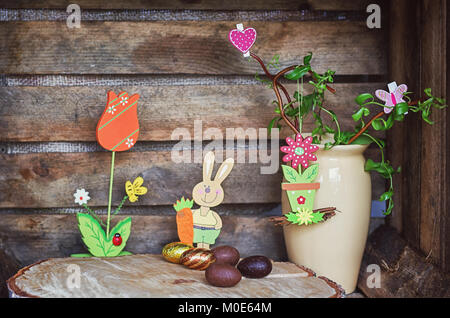 Ostern Zusammensetzung der Ostereier, ein sich winden, Hazel mit Schmetterling und Herz und eine künstliche rabbot mit Karotte und Blume mit Marienkäfer Stockfoto