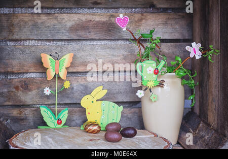 Ostern Zusammensetzung der Ostereier, ein sich winden, Hazel mit Gießkanne, Schmetterling und Herz und eine künstliche rabbot und Blume mit Lady bug Stockfoto